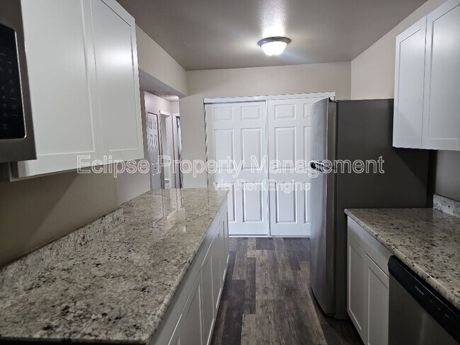 Building Photo - 512 Bell Ct