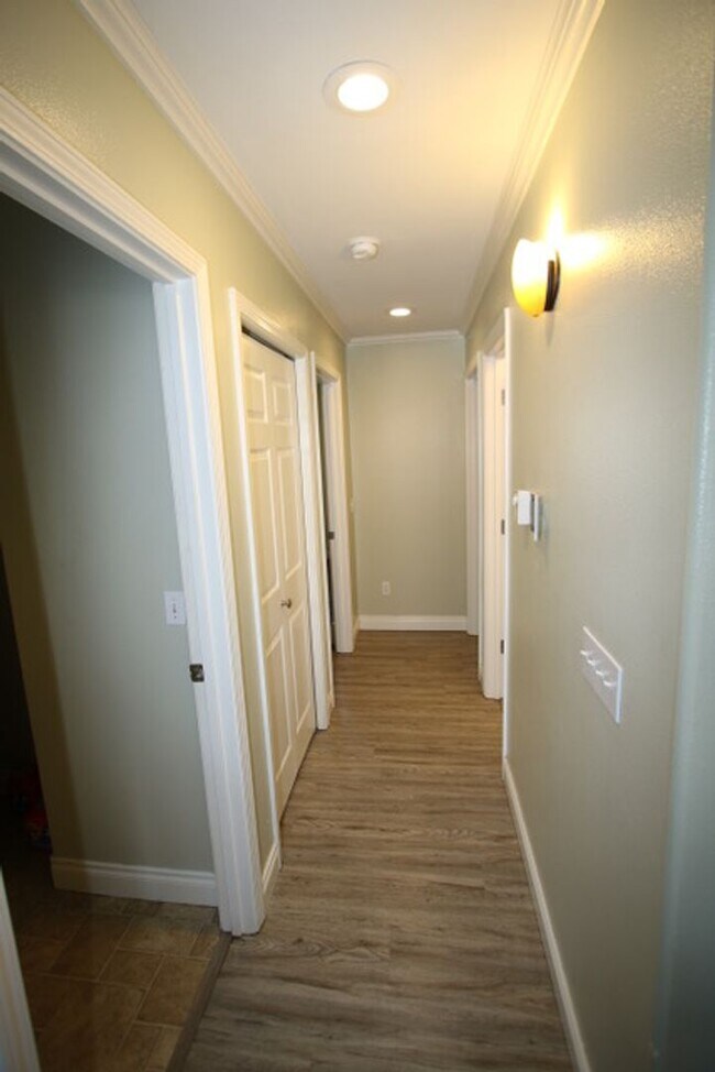 Building Photo - 3 Bedroom Centrally Located Condo!