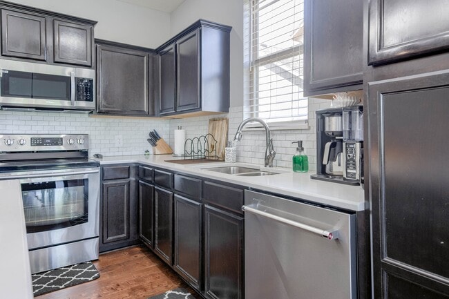Building Photo - 15523 Valley View Dr