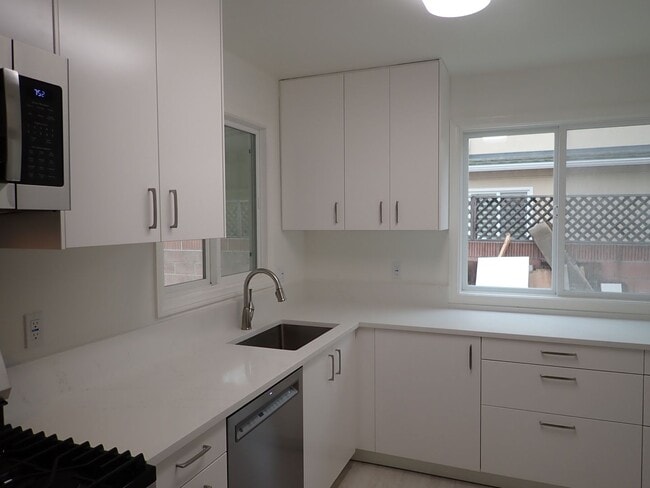 Building Photo - Single Family House in Desirable Neighborhood