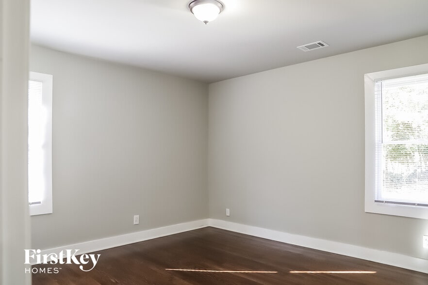Building Photo - 2207 Freydale Rd
