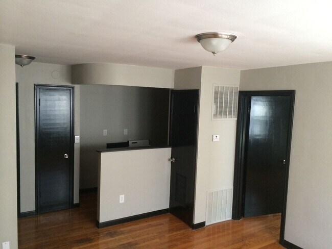 Building Photo - One bedroom charmer close to St Francis Park