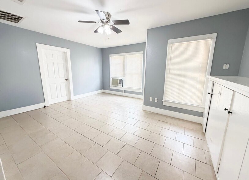 Building Photo - 2323 Spain St