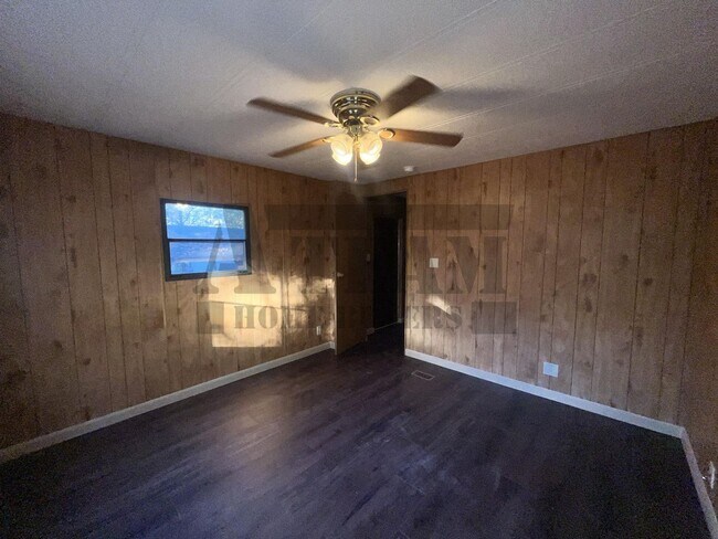 Building Photo - Spacious 2-bedroom, 1-bathroom home!