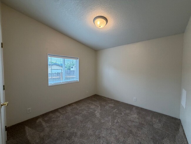 Building Photo - Spacious 3 Bed 2 Bath Springfield Home With Bonus Room and Extra Storage