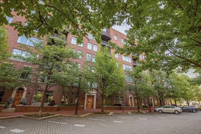 Building Photo - 250 Daniel Burnham Square