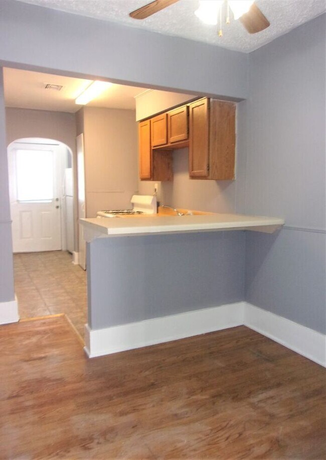 Building Photo - 1 BED 1 BATH 1 CAR DETACHED GARAGE CRESTWO...