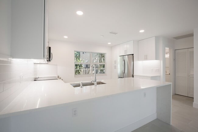 Building Photo - 705 New York St