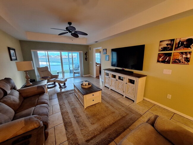 Building Photo - Beautifully upgraded Ground Floor condo with lake view