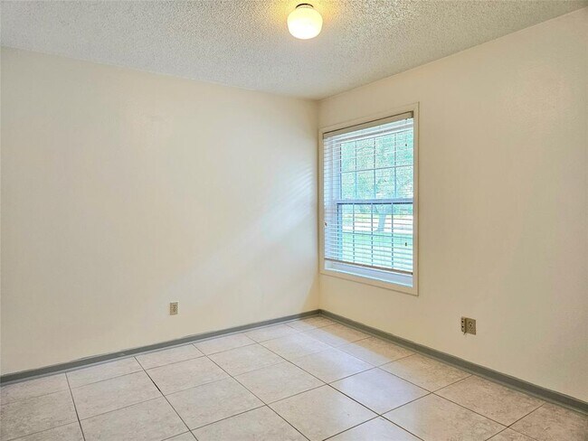 Building Photo - 2210 Brook View Ln