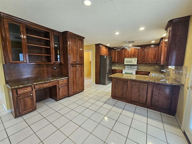 Building Photo - 6605 NW Willow Tree Cir