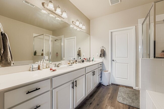 Building Photo - Beautiful two-story luxury townhome in highly sought after Belleview Place. Like new!