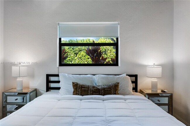 Building Photo - 11534 NE 13th Ave