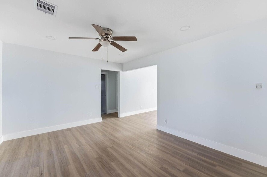 Building Photo - 3923 Hickok Ln