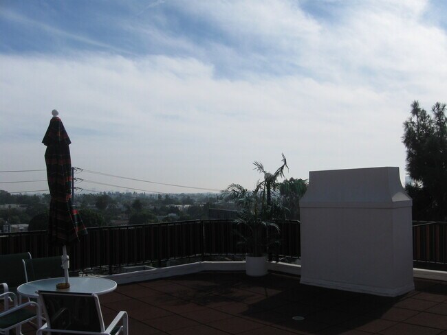 Building Photo - 8530 Holloway Dr