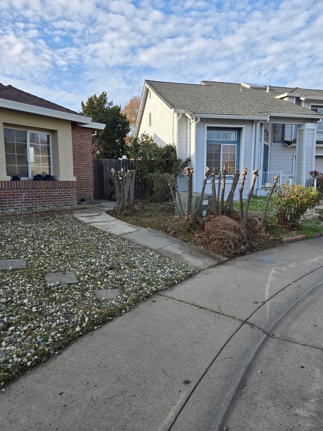 Building Photo - Pet Friendly Home!