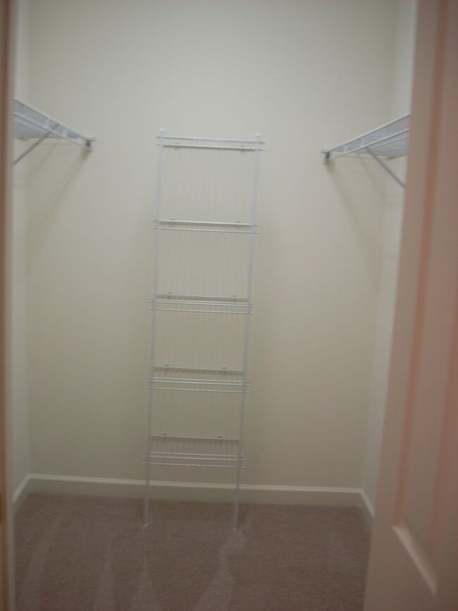 Building Photo - 1353SF 2BR 2.5BA 2 car garage