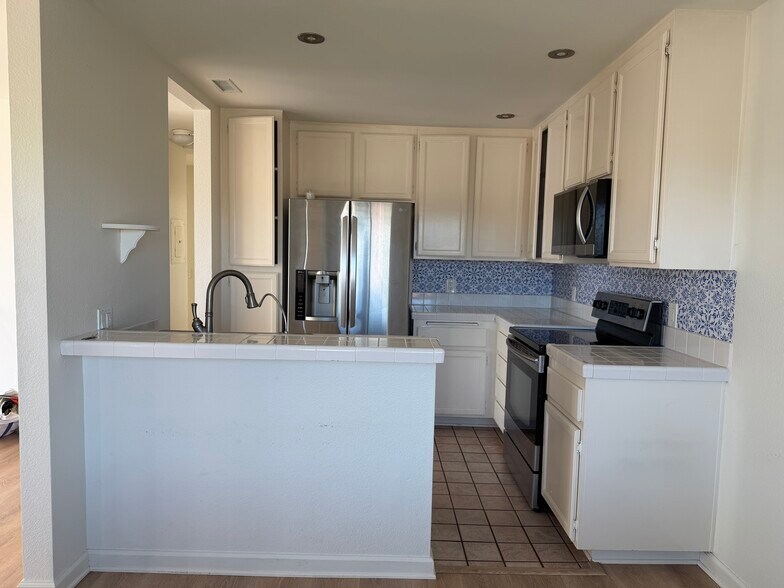 Building Photo - 870 S Rancho Santa Fe Rd