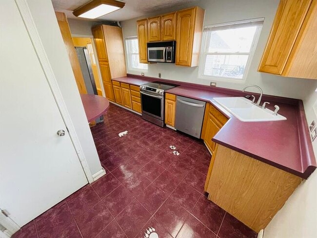 Building Photo - 5624 Lake St