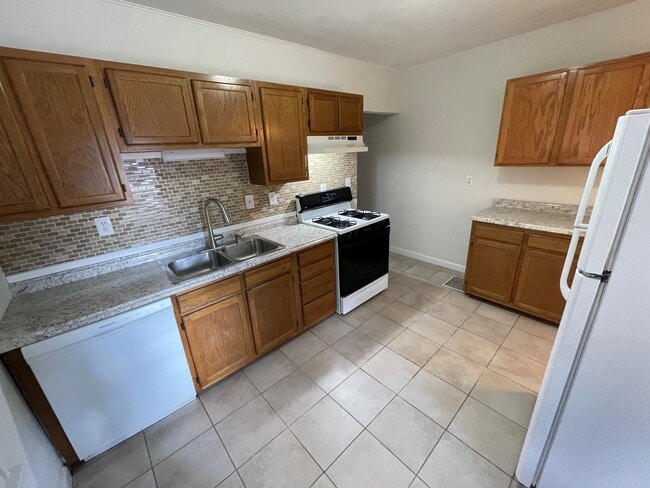 Kitchen - 1343 Northwest Blvd