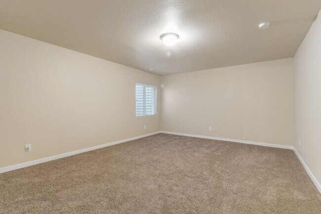 Building Photo - Spacious Modern 5-Bedroom Ranch Home in Hidden Valley Farm