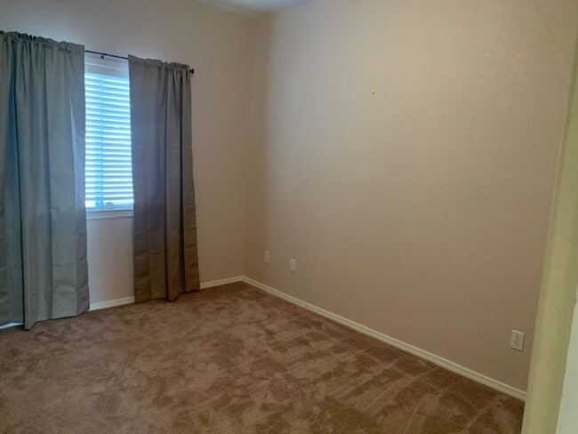 Building Photo - 3 Bedroom, 2 Bath Home with attached 3 car...
