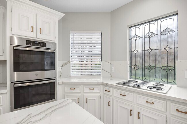 Building Photo - 4747 Lake Village Dr