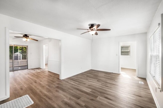 Building Photo - 1801 Crestridge Dr SE