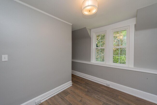 Building Photo - 3 Bedroom/1 Bath Townhouse - Kingsport, TN