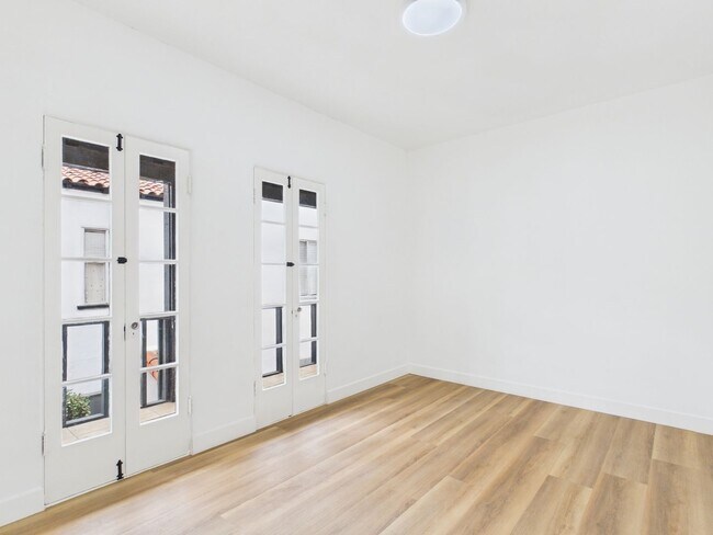 Building Photo - 1533 E 3rd St