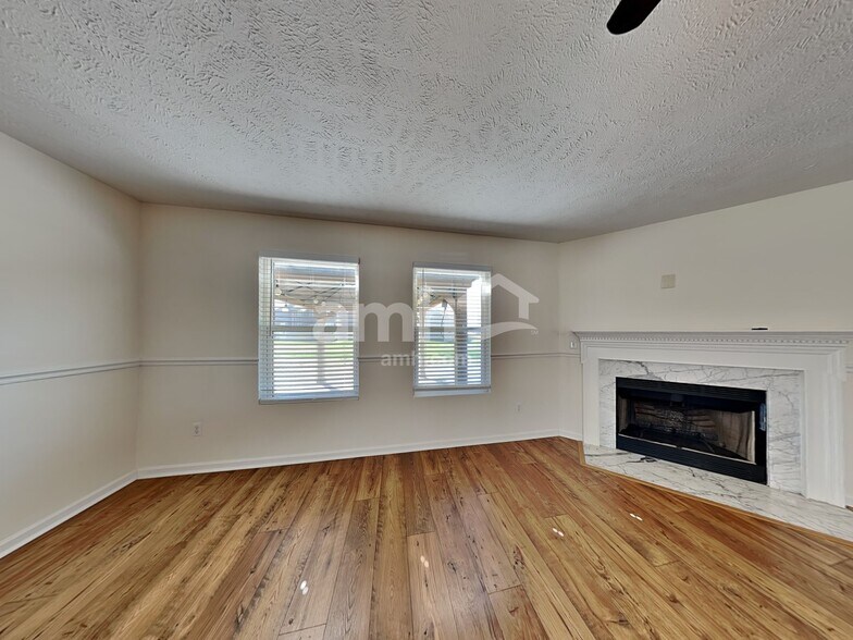 Building Photo - 2840 Meadow Gln