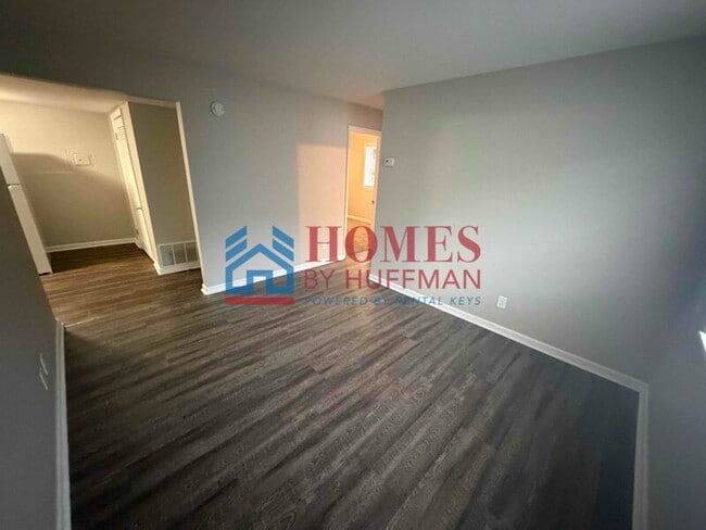 Building Photo - 2 Bedroom Apartment | Downstairs | Laundry Facility | Move In Special