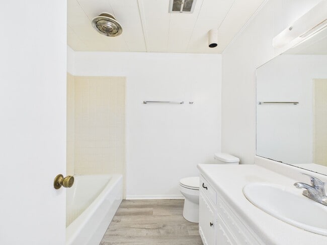 Building Photo - 100 NW Hills Dr