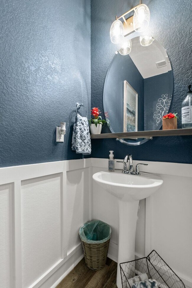 Building Photo - Luxury Townhome for Rent near Regent!