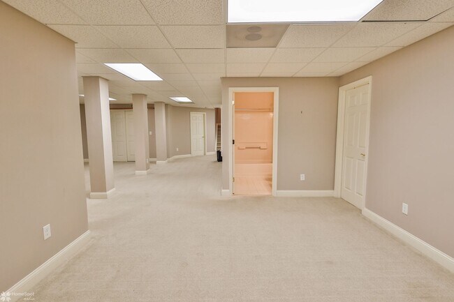 Building Photo - Beautifully maintained, energy-efficient f...
