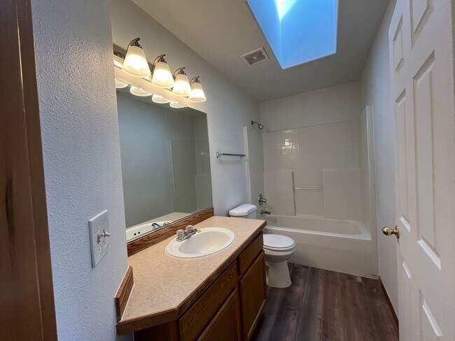 Building Photo - 3-Bedroom, 2-Bath, 1454sq ft Home!