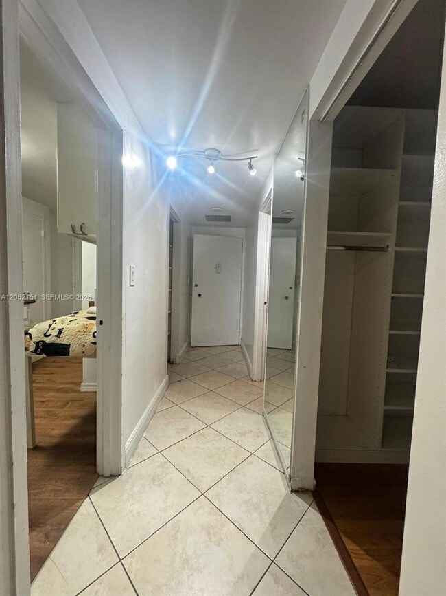 Building Photo - 905 Brickell Bay Dr