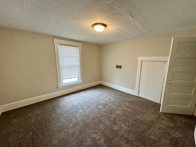 Building Photo - HOOVEN:  Cute 3 bedroom 1 bath home.