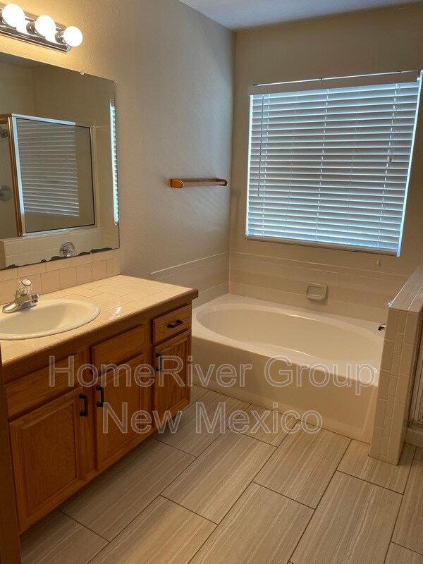 Building Photo - 2205 Sunstone Dr NW