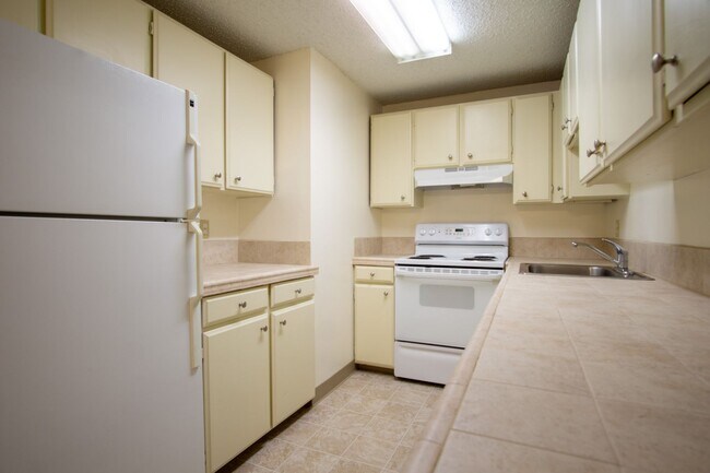 Building Photo - $500 OFF!! Garden-Level 2 Bed 2 Bath with ...