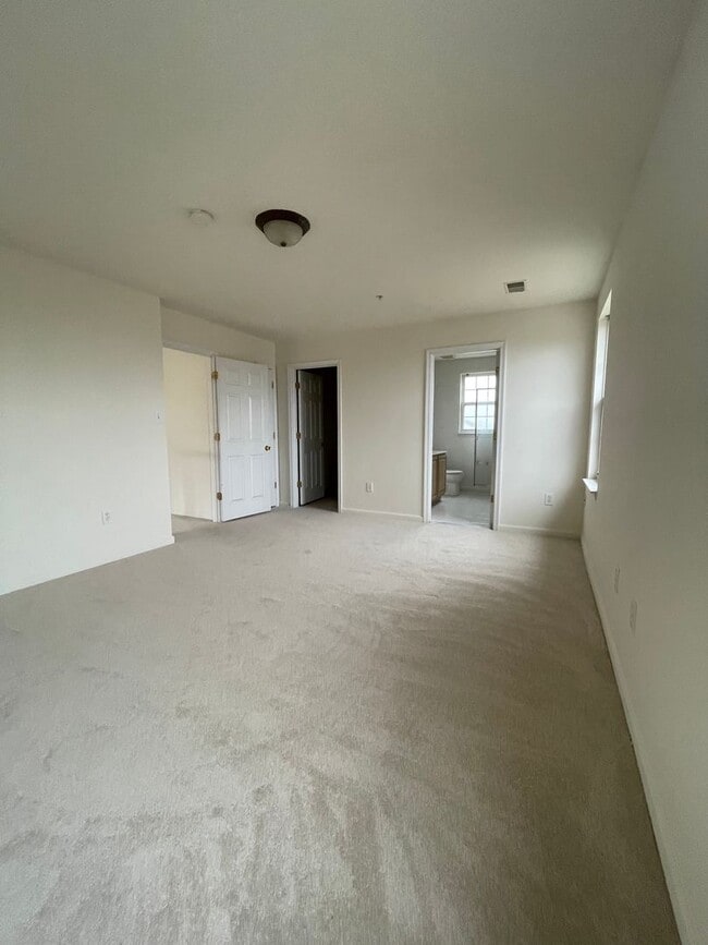 Building Photo - Spacious & Updated Home in the Heart of Hyattsville