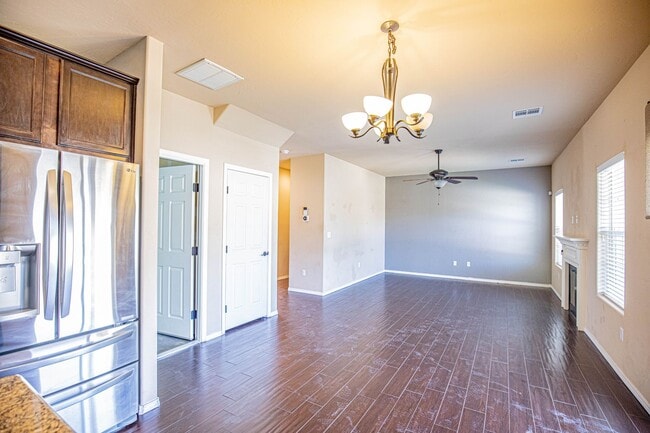 Building Photo - 4 Bedroom 3 bath Beautiful Home