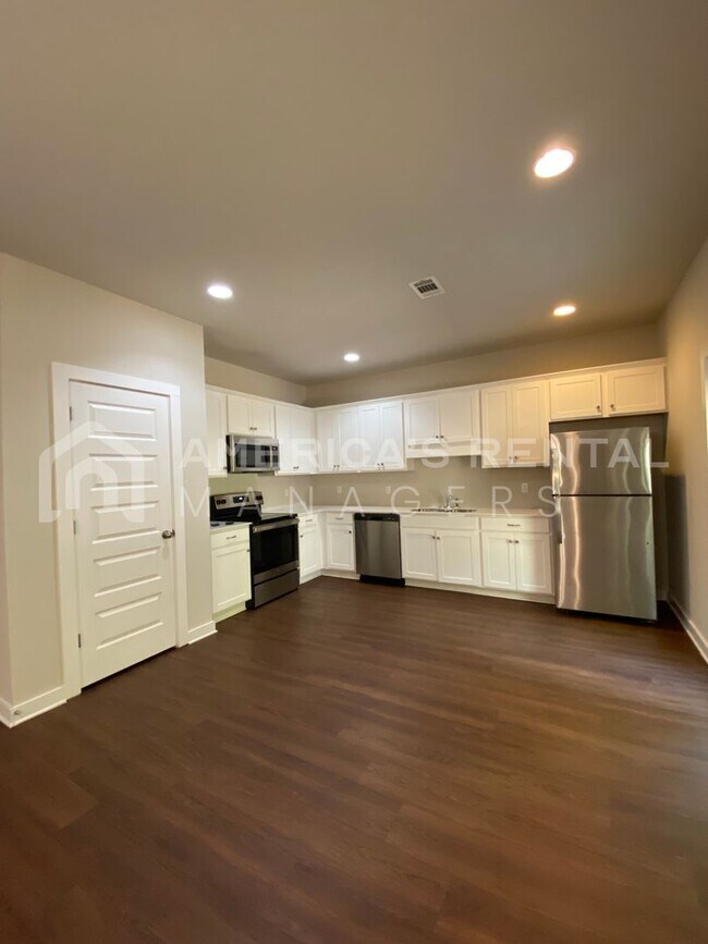 Building Photo - 10953 Woodland Dr