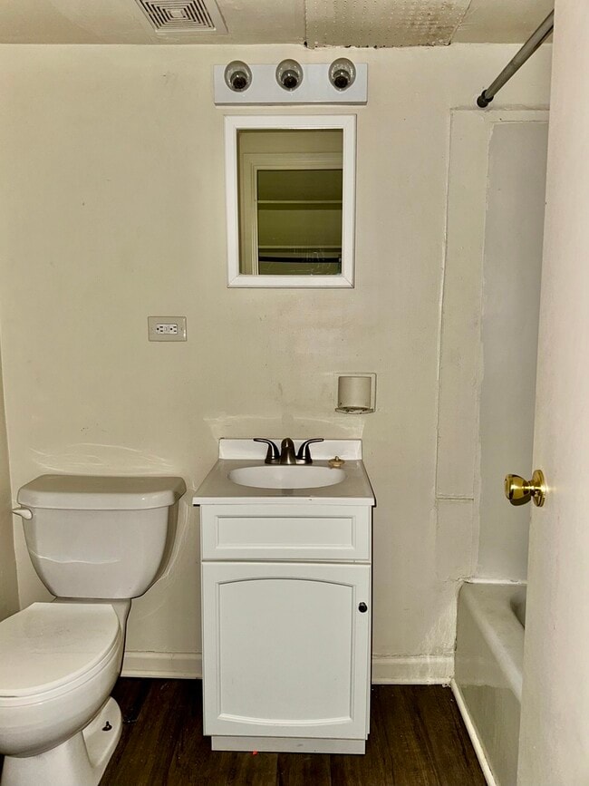 Building Photo - 250 N Entrance Ave