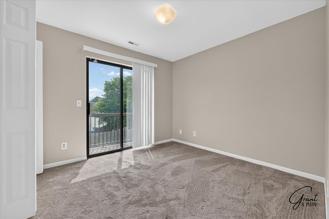 Building Photo - $1295 2 bedroom upper condo