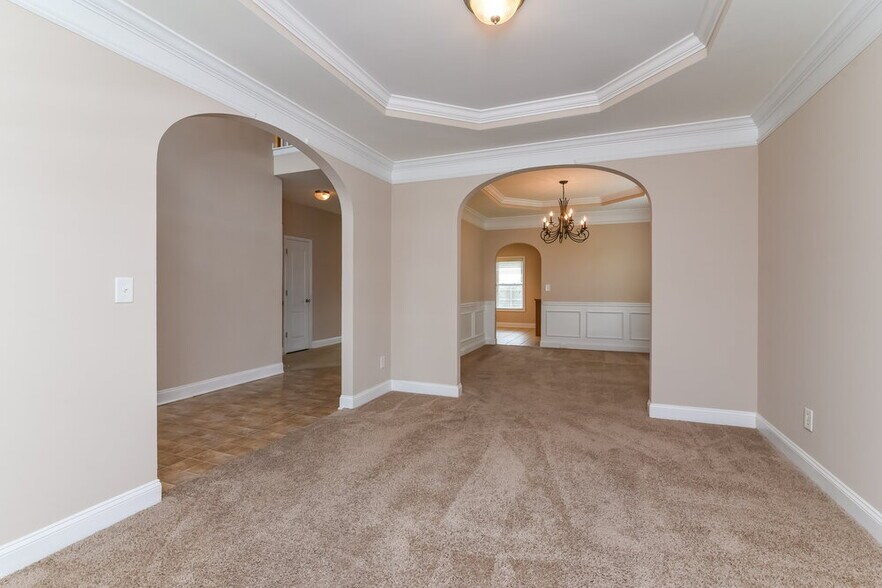 Building Photo - 917 Southfork Dr