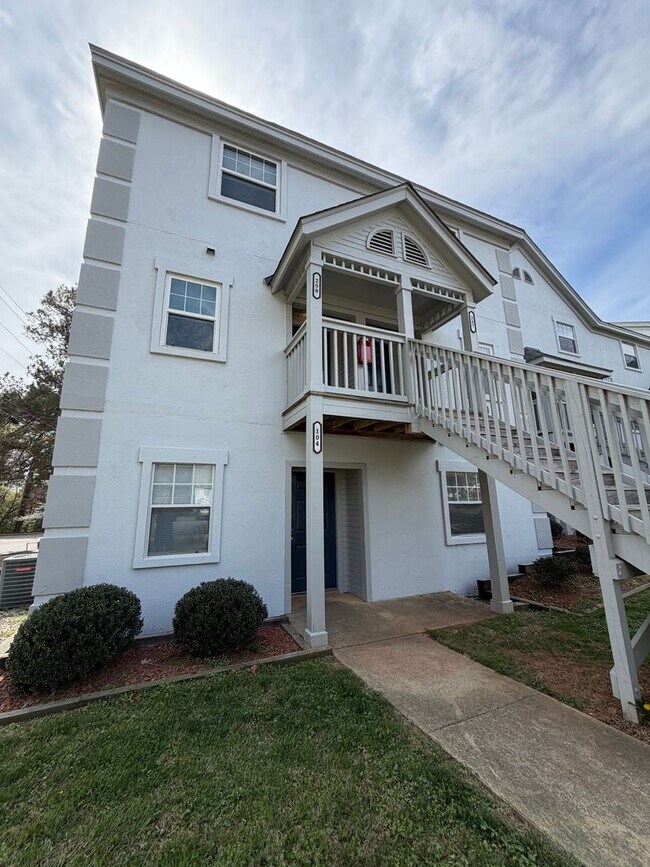 Building Photo - 2 bedroom 2 bath Updated Condo at Avery Close! ON THE WOLFLINE!