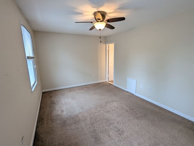 Building Photo - Beautifully maintained townhouse in Freder...