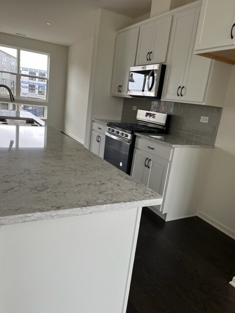 Building Photo - 2211 Parkside Dr