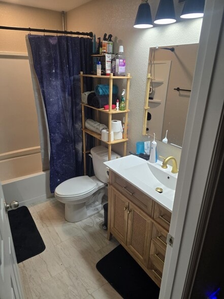 Building Photo - 456 Lavastone Ave